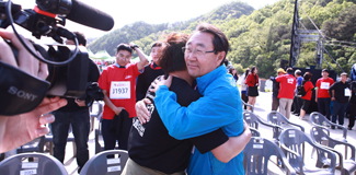 단일 장소 최다인원 릴레이 허그 사진